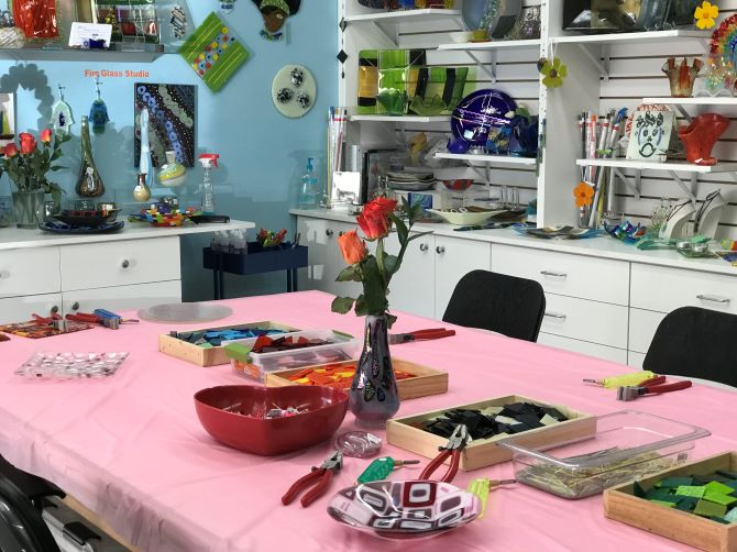 Hearts Aglow: A Valentine’s Night Glass Workshop - Image 10